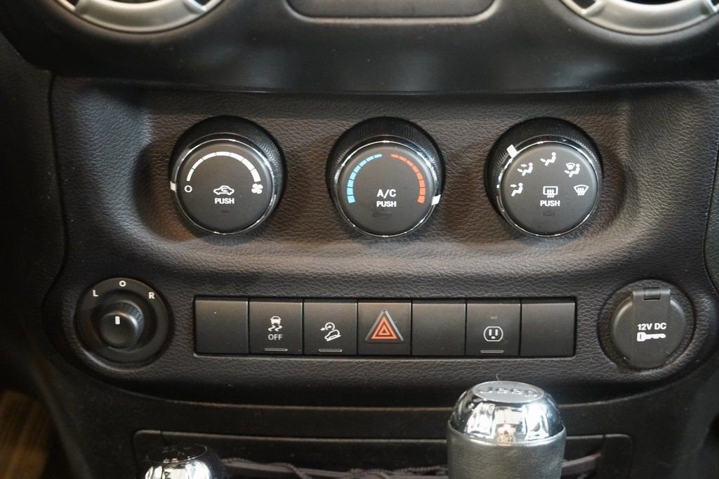 Used 2016 Jeep Wrangler Unlimited Sahara w/ Connectivity Group image 19