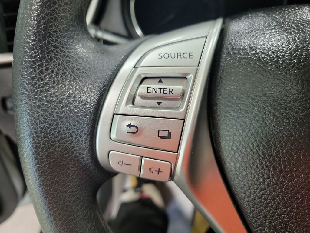 Used 2015 Nissan Rogue S image 41