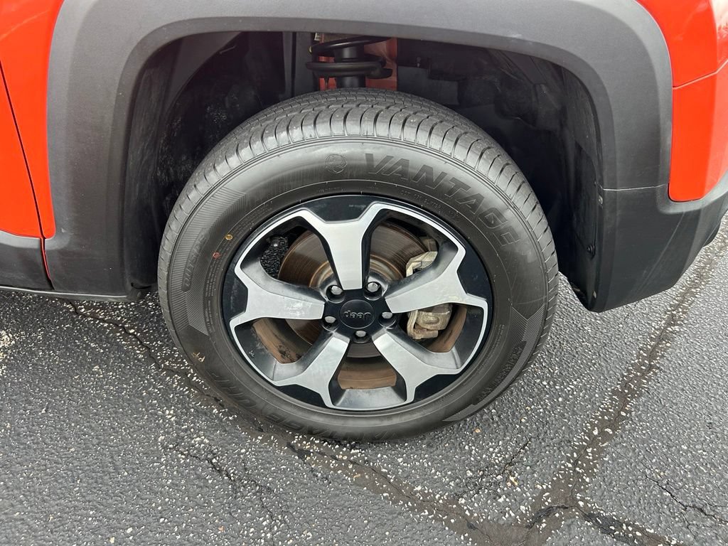 Used 2020 Jeep Renegade Trailhawk AWD/4WD image 2