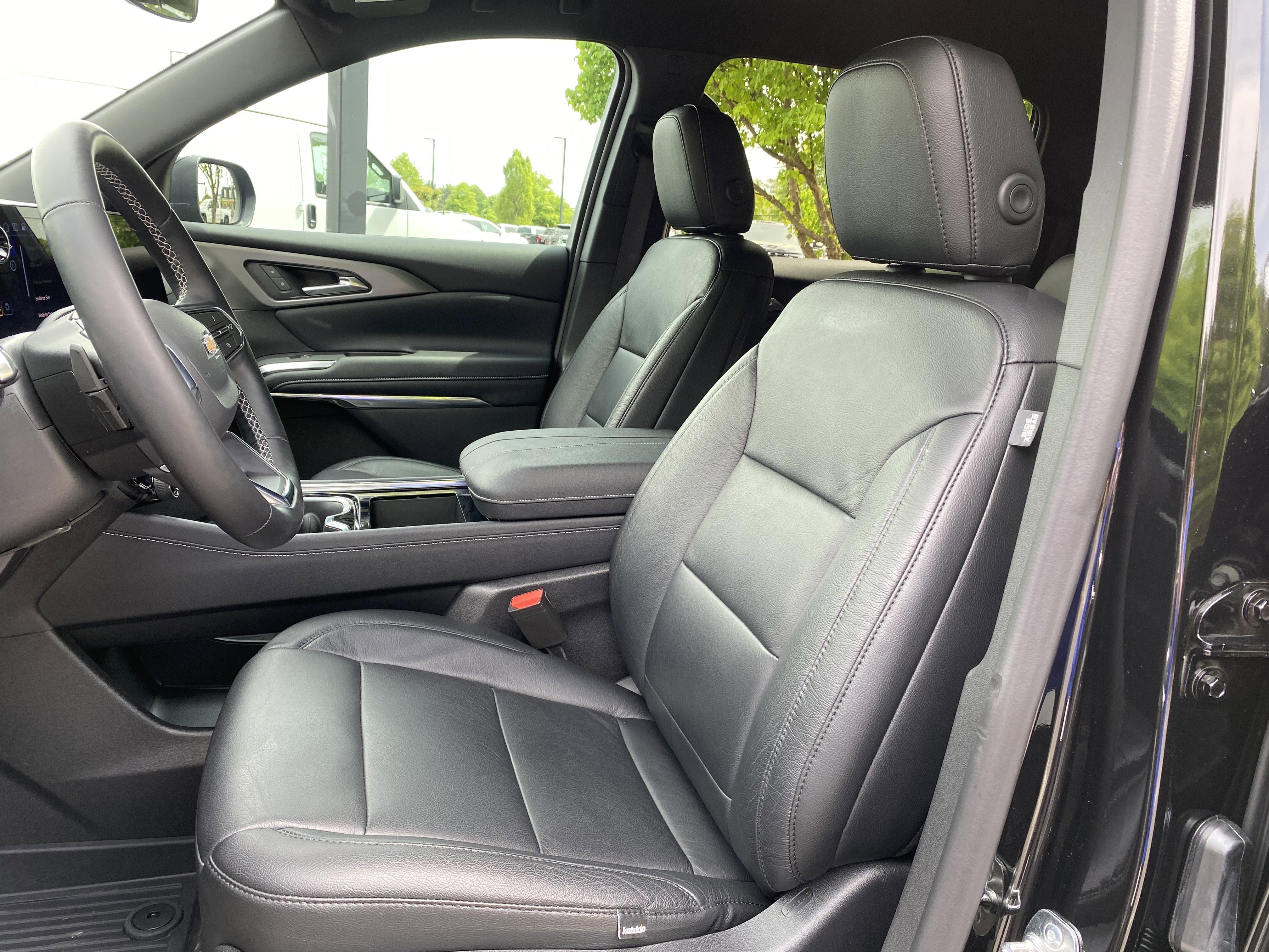 Used 2025 Chevrolet Traverse LT w/ Driver Confidence Package image 15