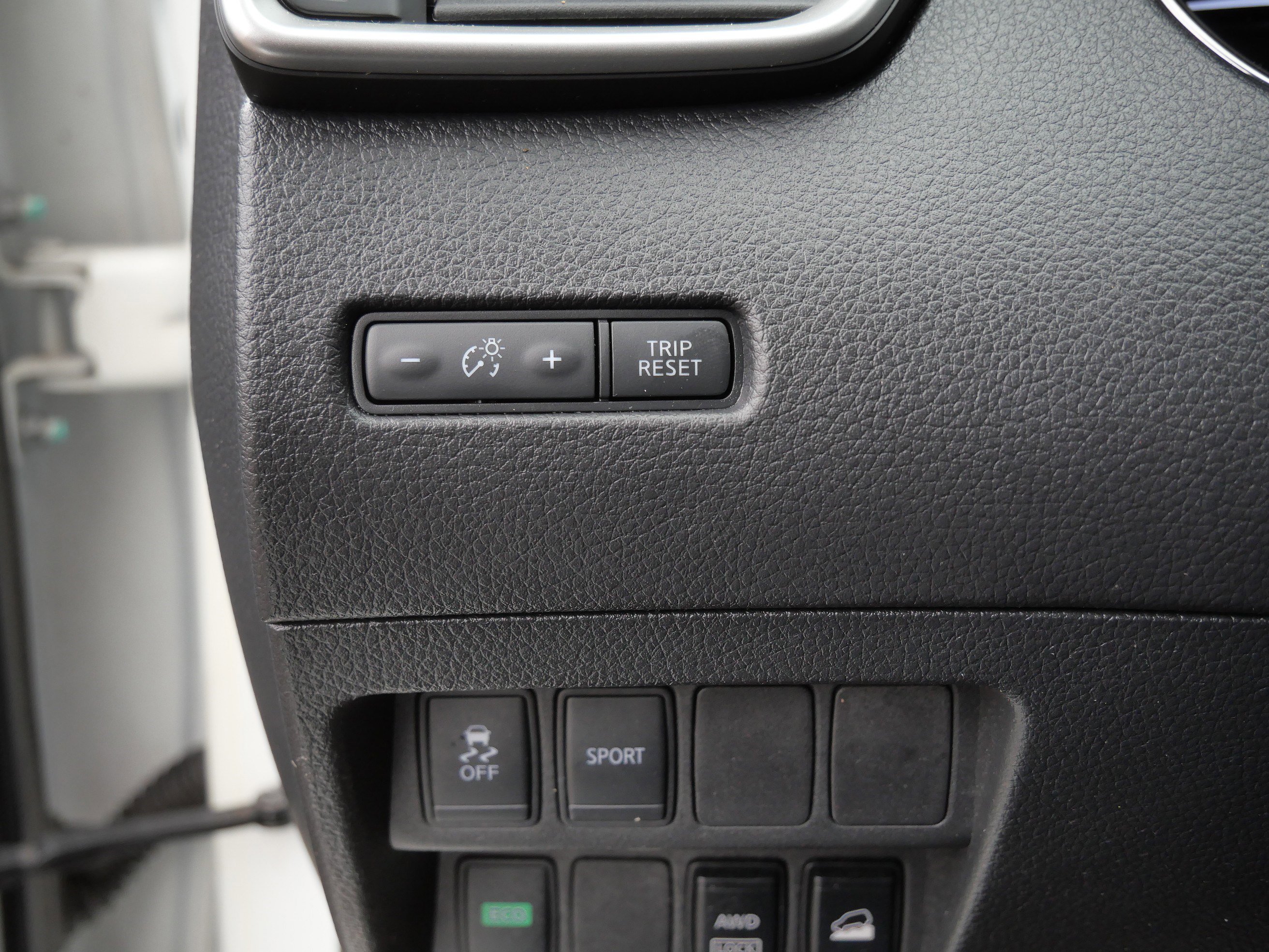 Used 2016 Nissan Rogue SV image 25