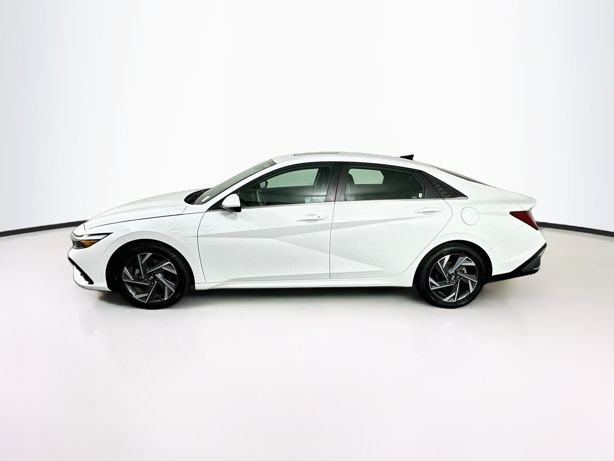 Used 2025 Hyundai Elantra SEL FWD image 4