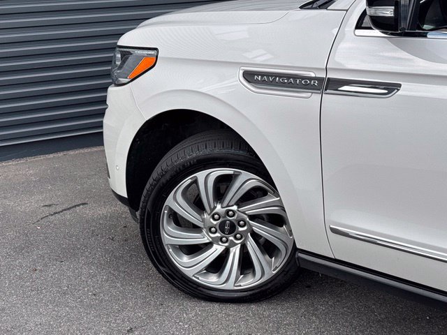 Used 2024 Lincoln Navigator Reserve AWD/4WD image 12