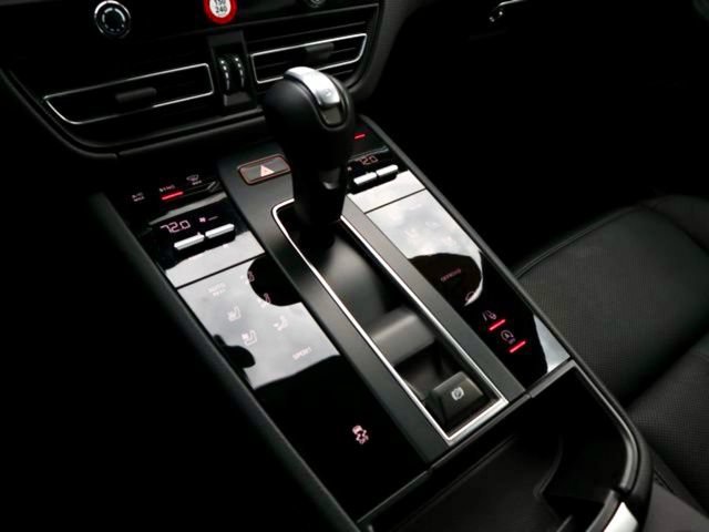 Certified 2024 Porsche Macan AWD/4WD image 19