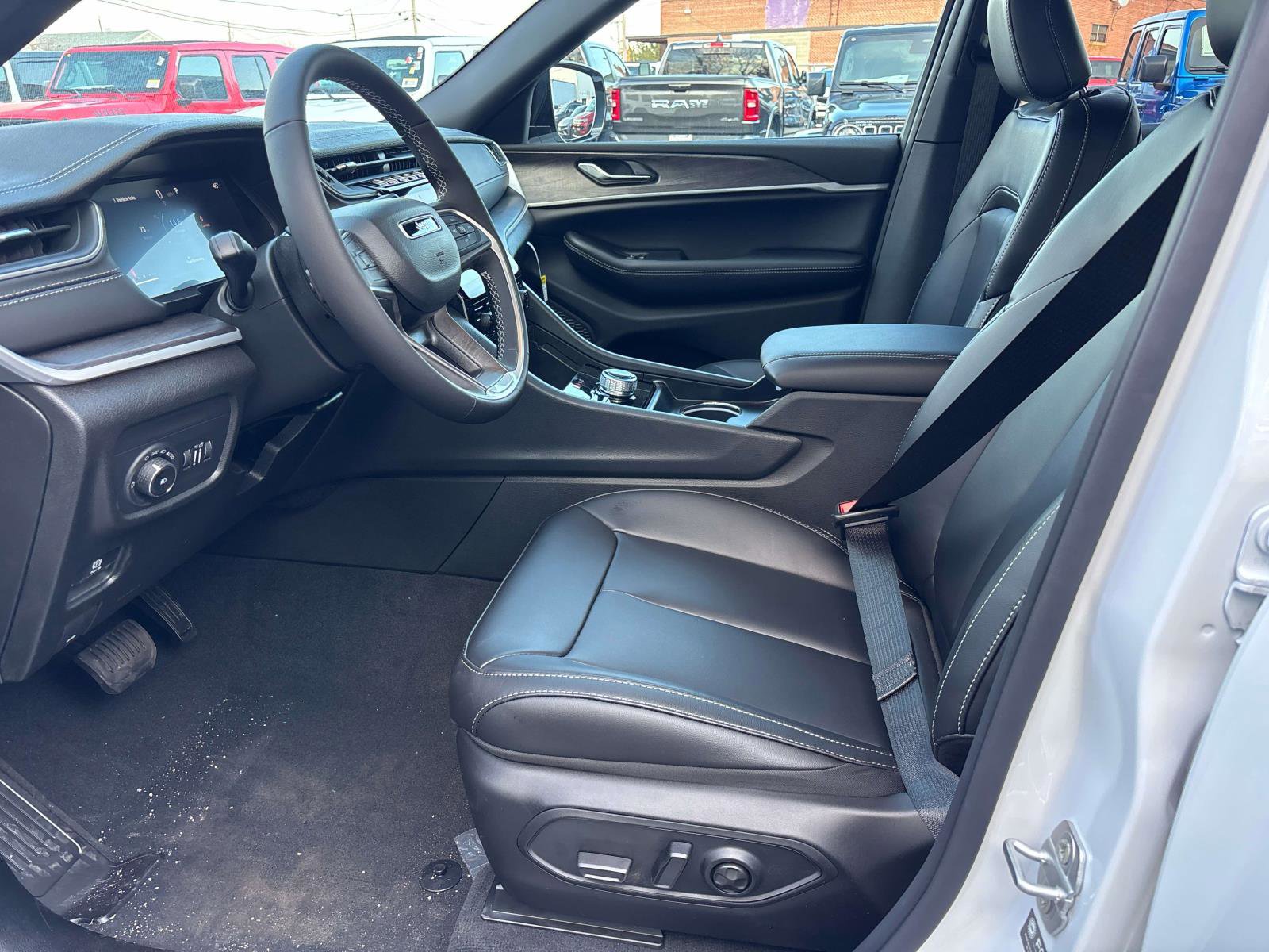 New 2025 Jeep Grand Cherokee Limited w/ Black Appearance Package image 7