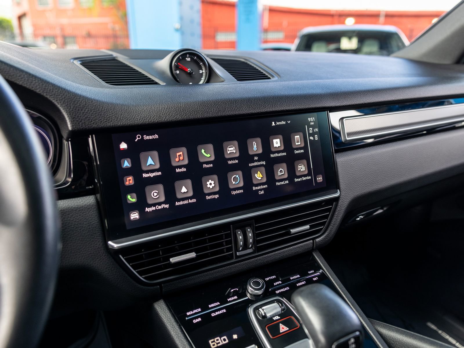 Certified 2023 Porsche Cayenne Platinum Edition image 31