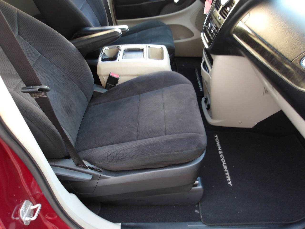 Used 2011 Chrysler Town & Country Touring FWD image 20