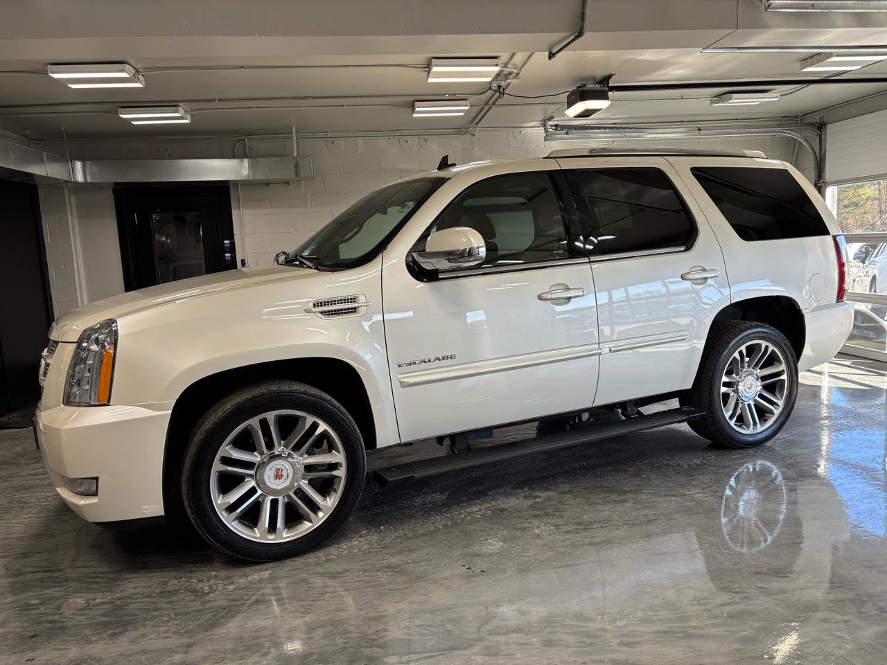 Used 2014 Cadillac Escalade Premium AWD/4WD image 6