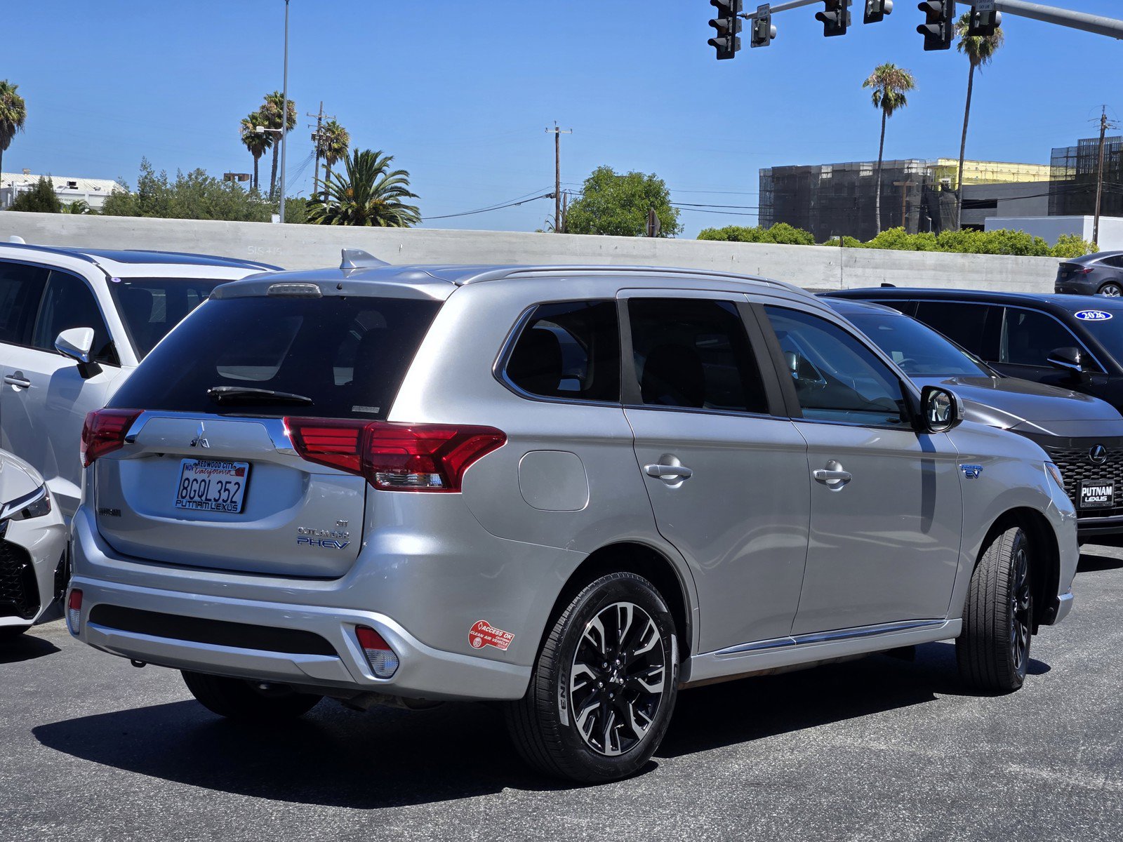 Used 2018 Mitsubishi Outlander 4WD Plug-In Hybrid image 4