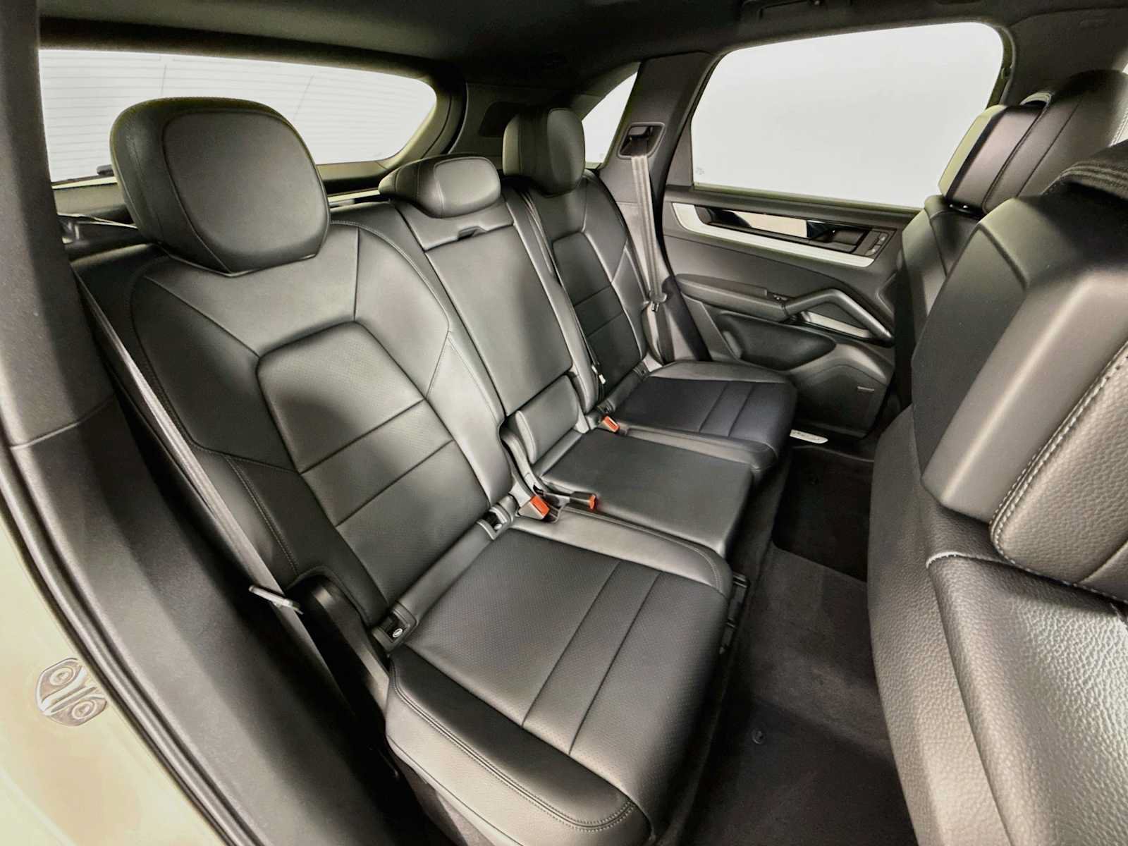 Certified 2025 Porsche Cayenne AWD/4WD image 28