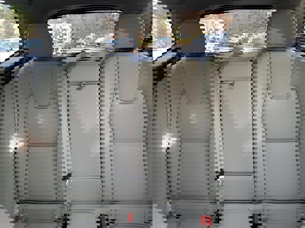 Certified 2023 Volvo XC60 B5 Plus w/ Climate Package image 19