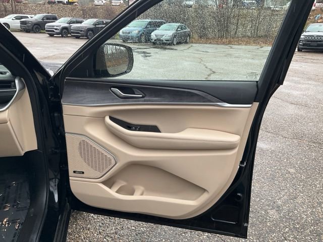 Used 2023 Jeep Grand Cherokee Limited w/ Luxury Tech Group II AWD/4WD image 23