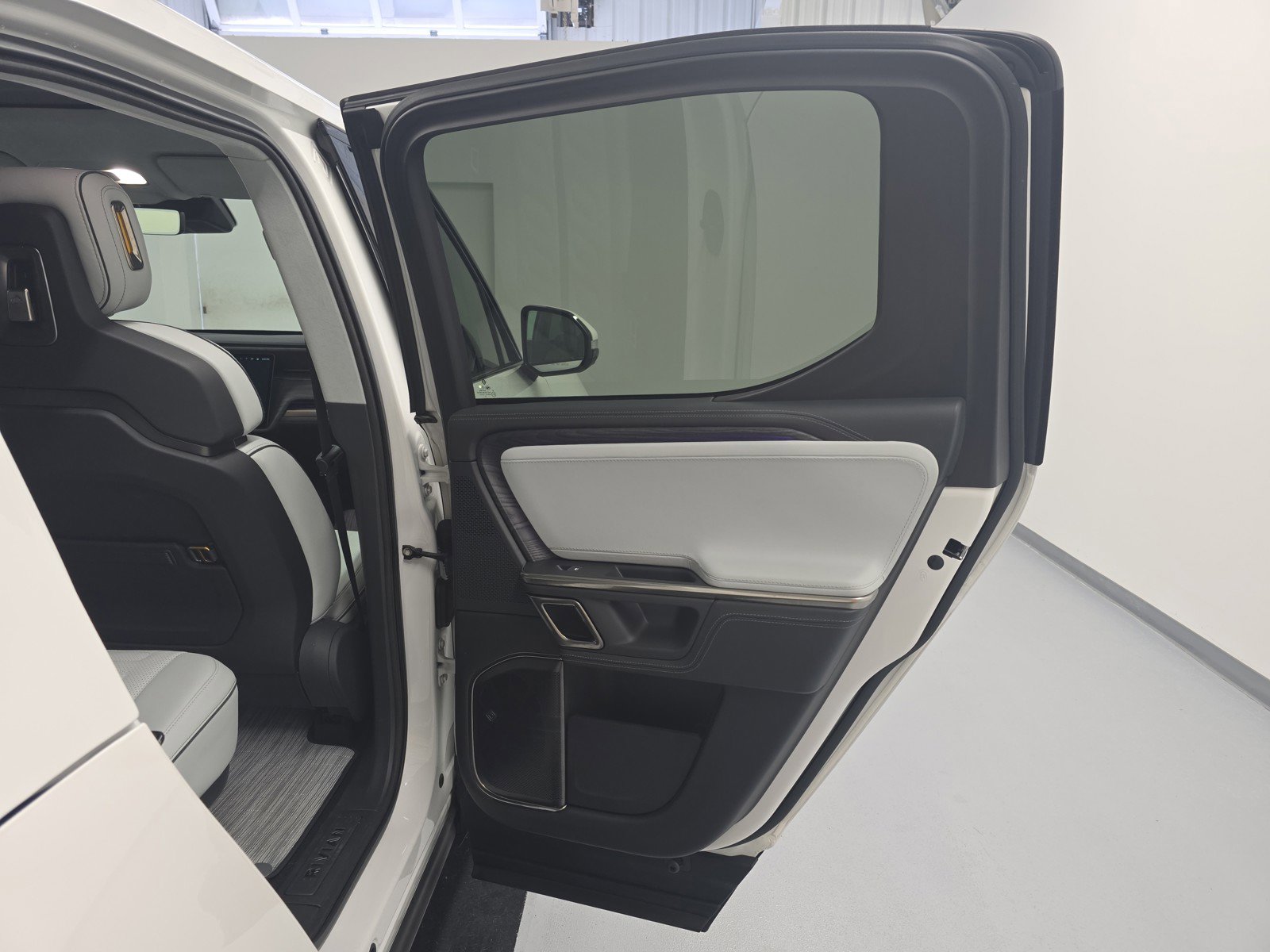 Used 2023 Rivian R1T Adventure AWD/4WD image 19