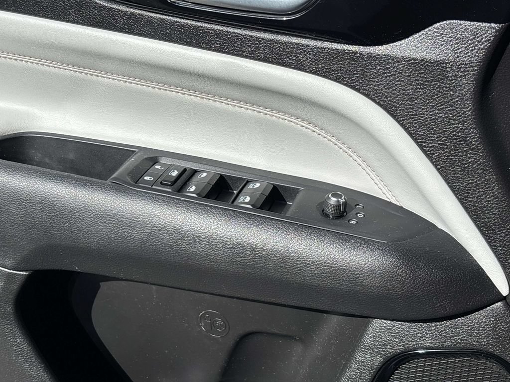 Used 2025 Jeep Compass Limited AWD/4WD image 17