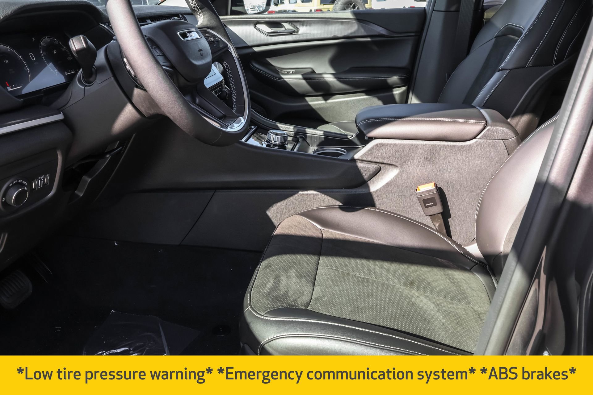 New 2025 Jeep Grand Cherokee Altitude image 5