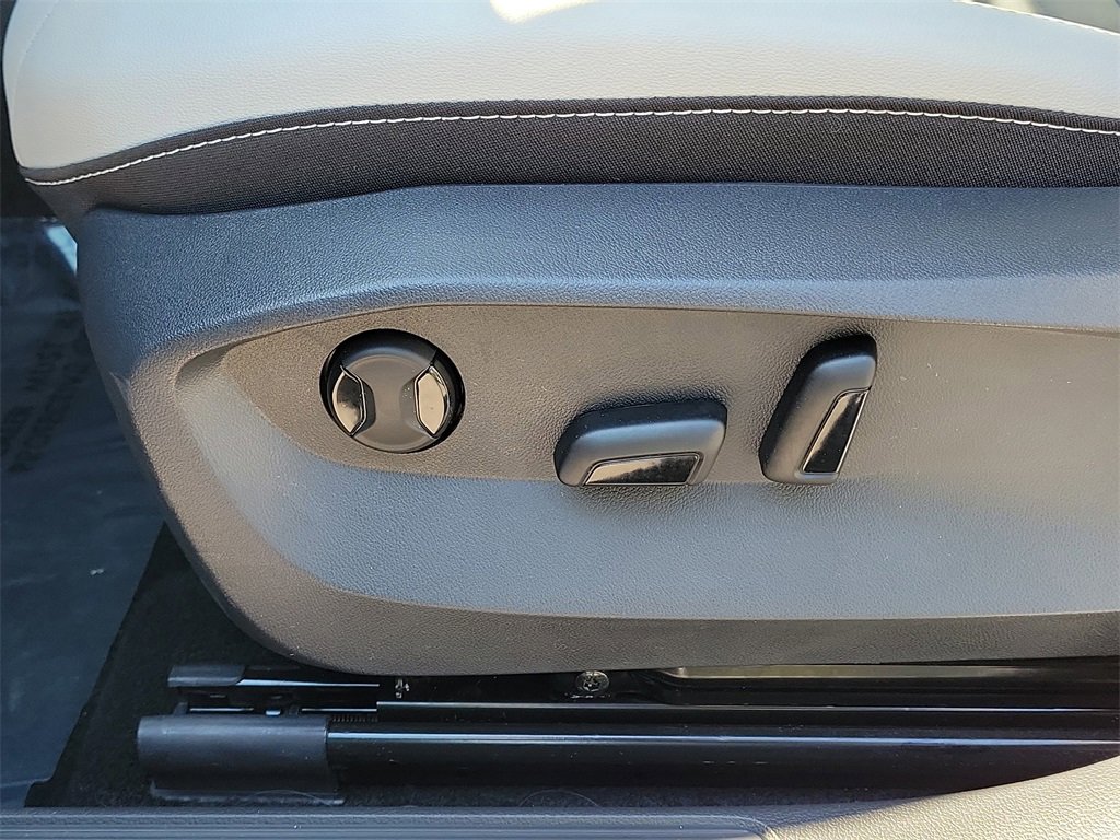 Certified 2025 Volkswagen Taos SE image 19