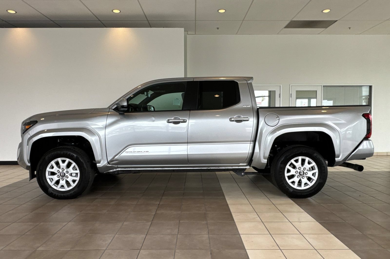 Certified 2025 Toyota Tacoma SR5 AWD/4WD image 7