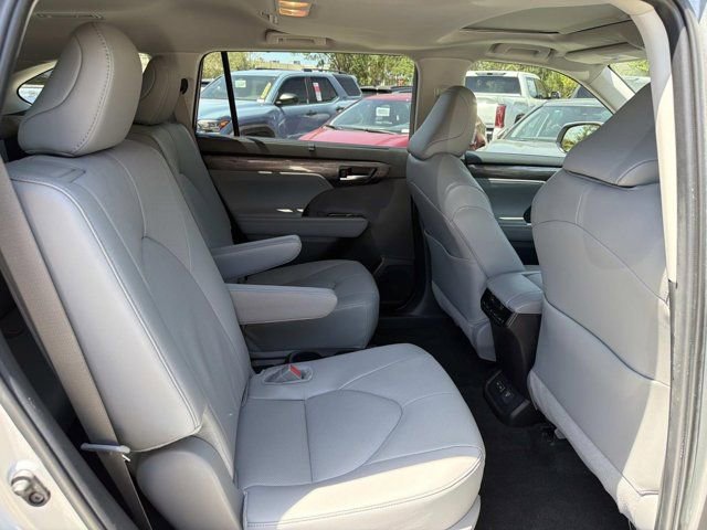 Used 2024 Toyota Highlander Limited image 20