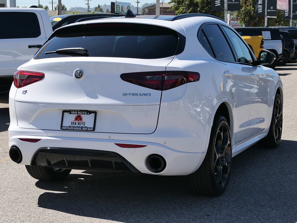 Used 2023 Alfa Romeo Stelvio Veloce AWD/4WD image 3
