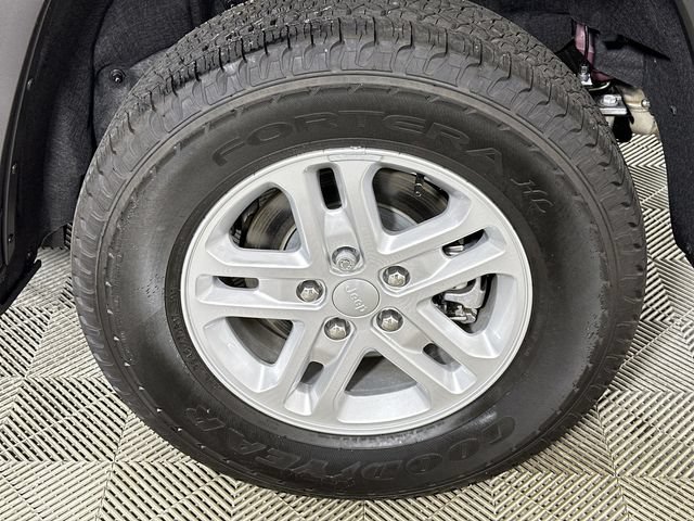 Used 2025 Jeep Grand Cherokee Laredo AWD/4WD image 34