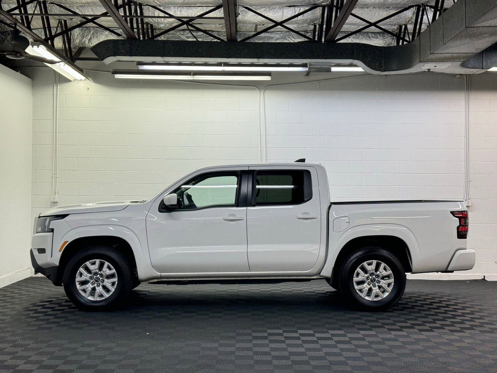 Used 2023 Nissan Frontier SV image 3