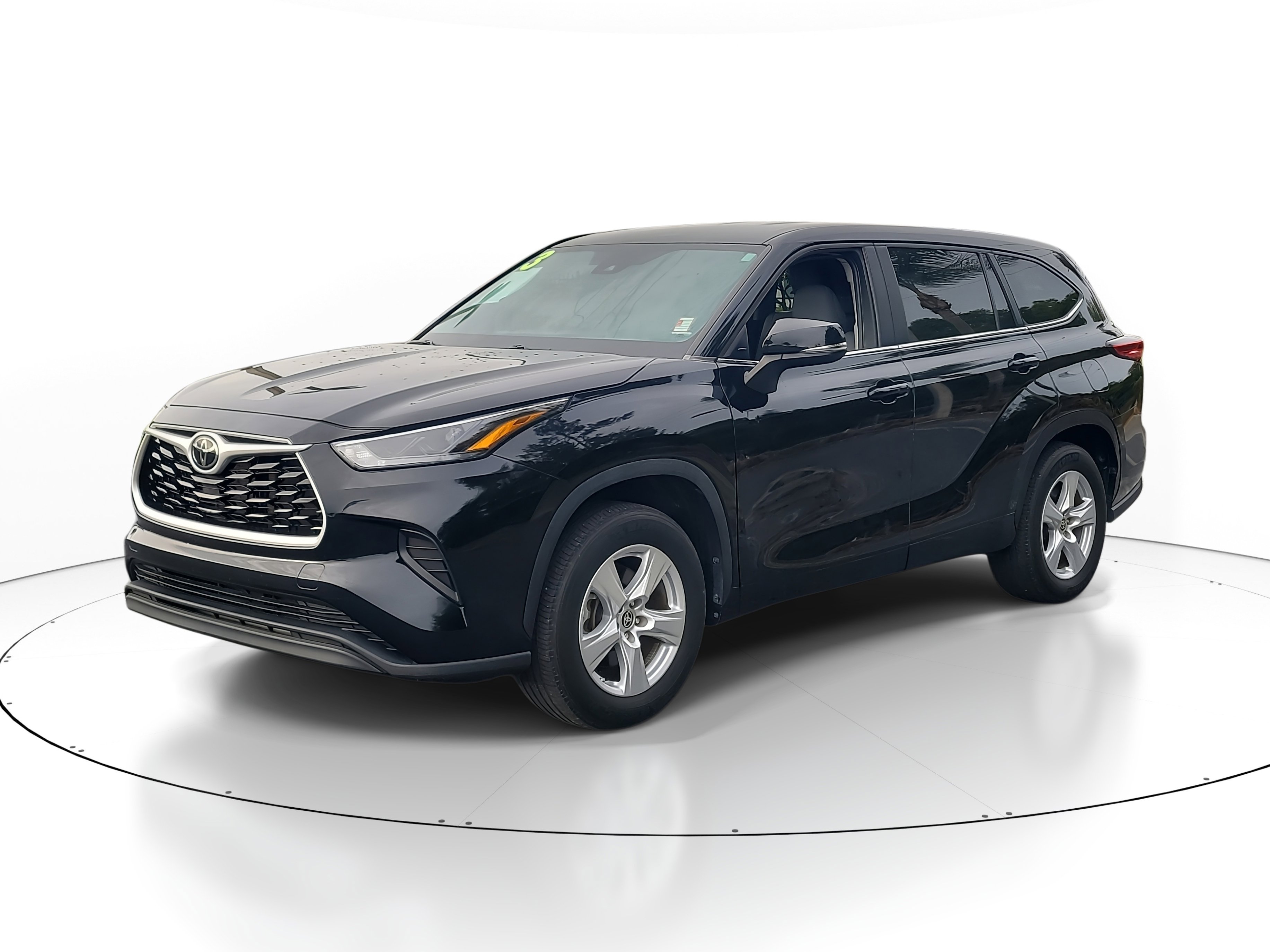 Used 2023 Toyota Highlander L FWD image 3