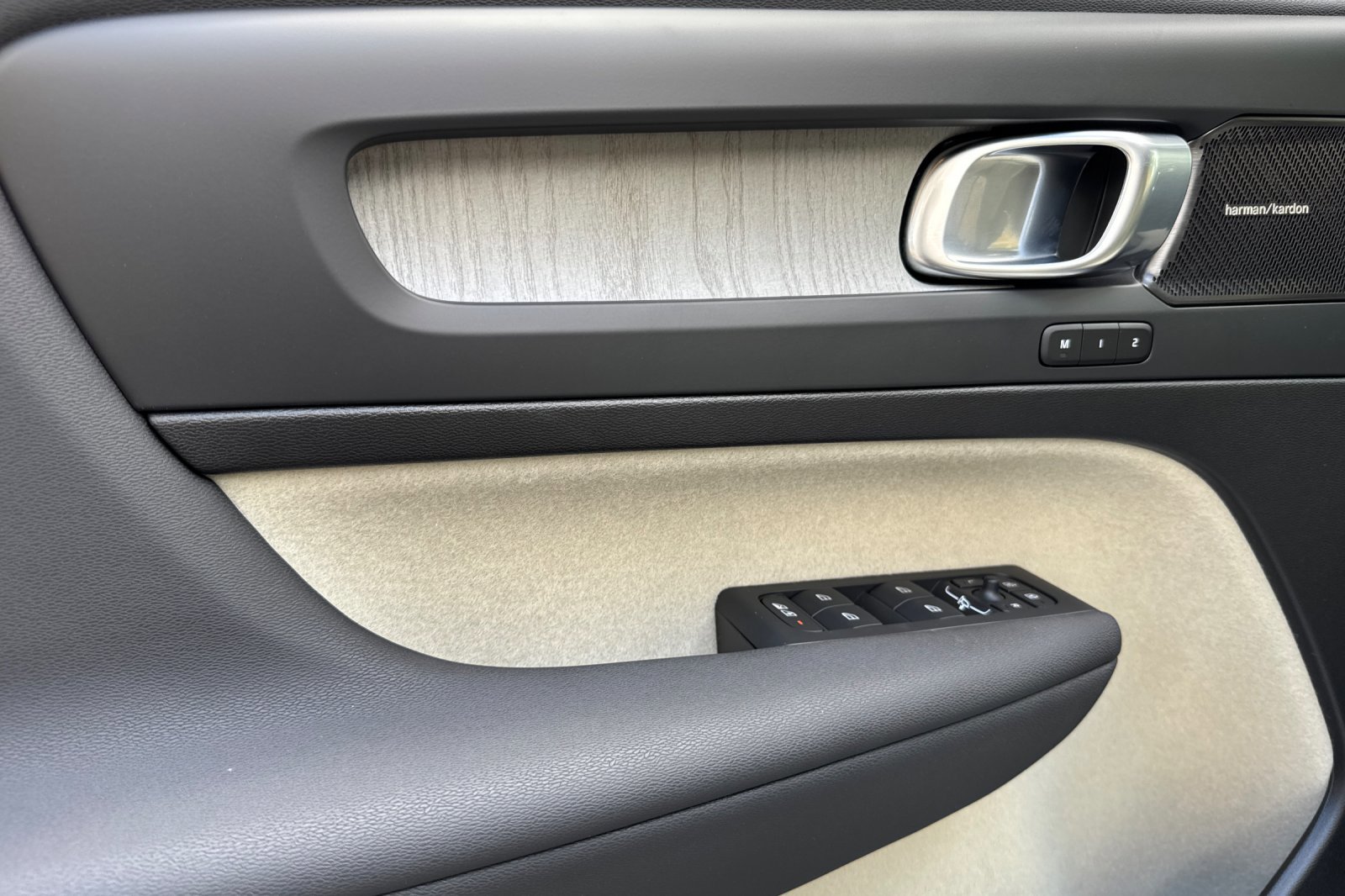 New 2025 Volvo XC40 B5 Ultra image 9