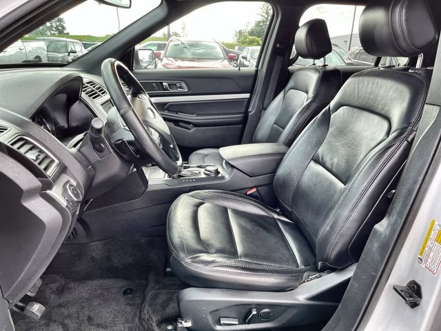 Used 2017 Ford Explorer XLT w/ Equipment Group 202A AWD/4WD image 15