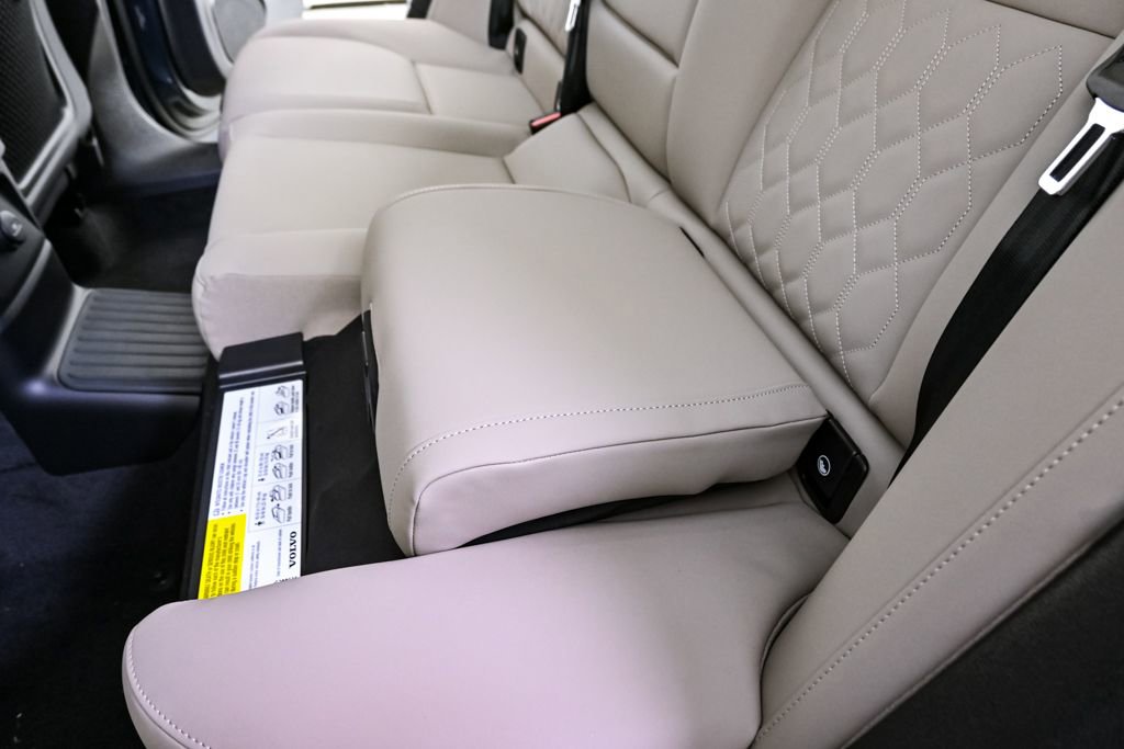 New 2026 Volvo XC60 T8 Core w/ Climate Package PRO image 19