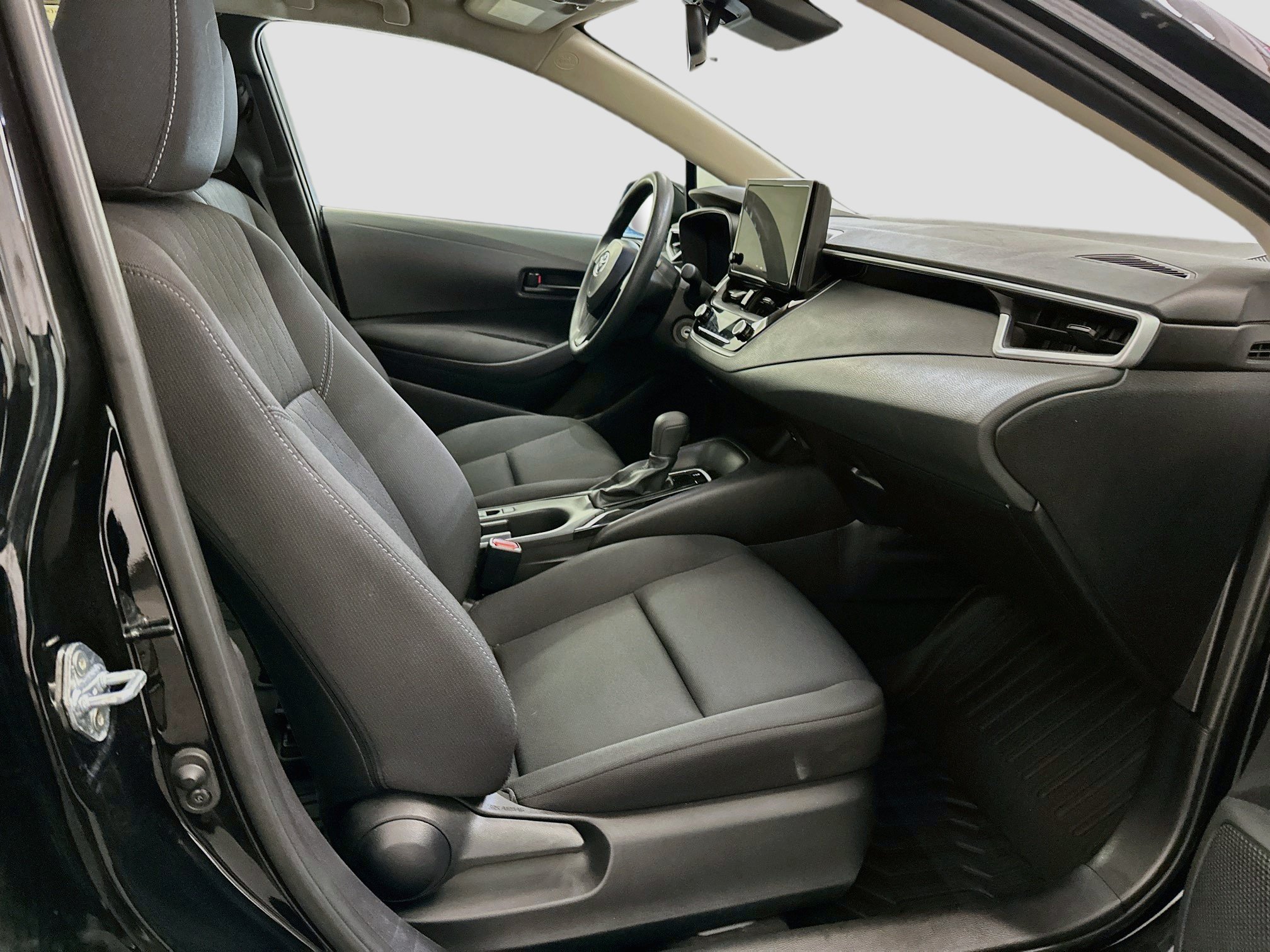 Used 2025 Toyota Corolla LE FWD image 32