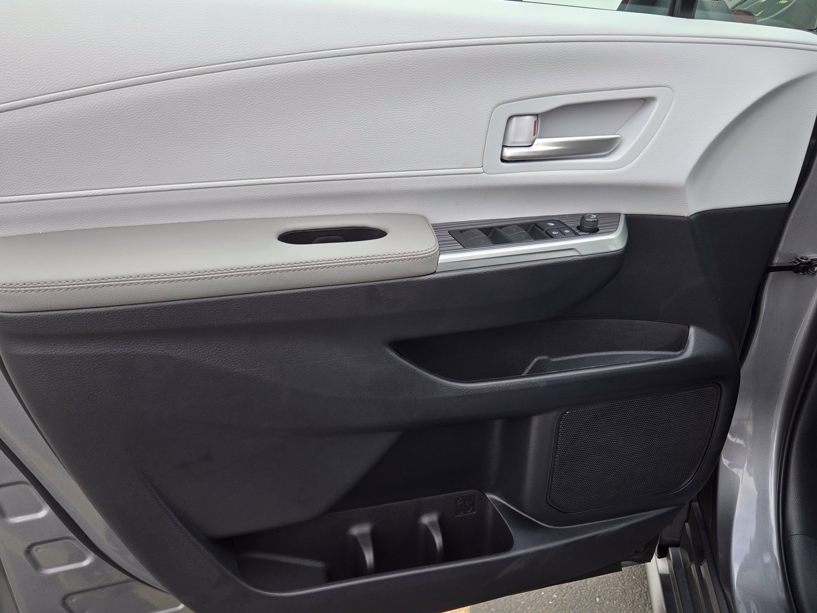 Used 2026 Toyota Sienna XLE FWD image 9