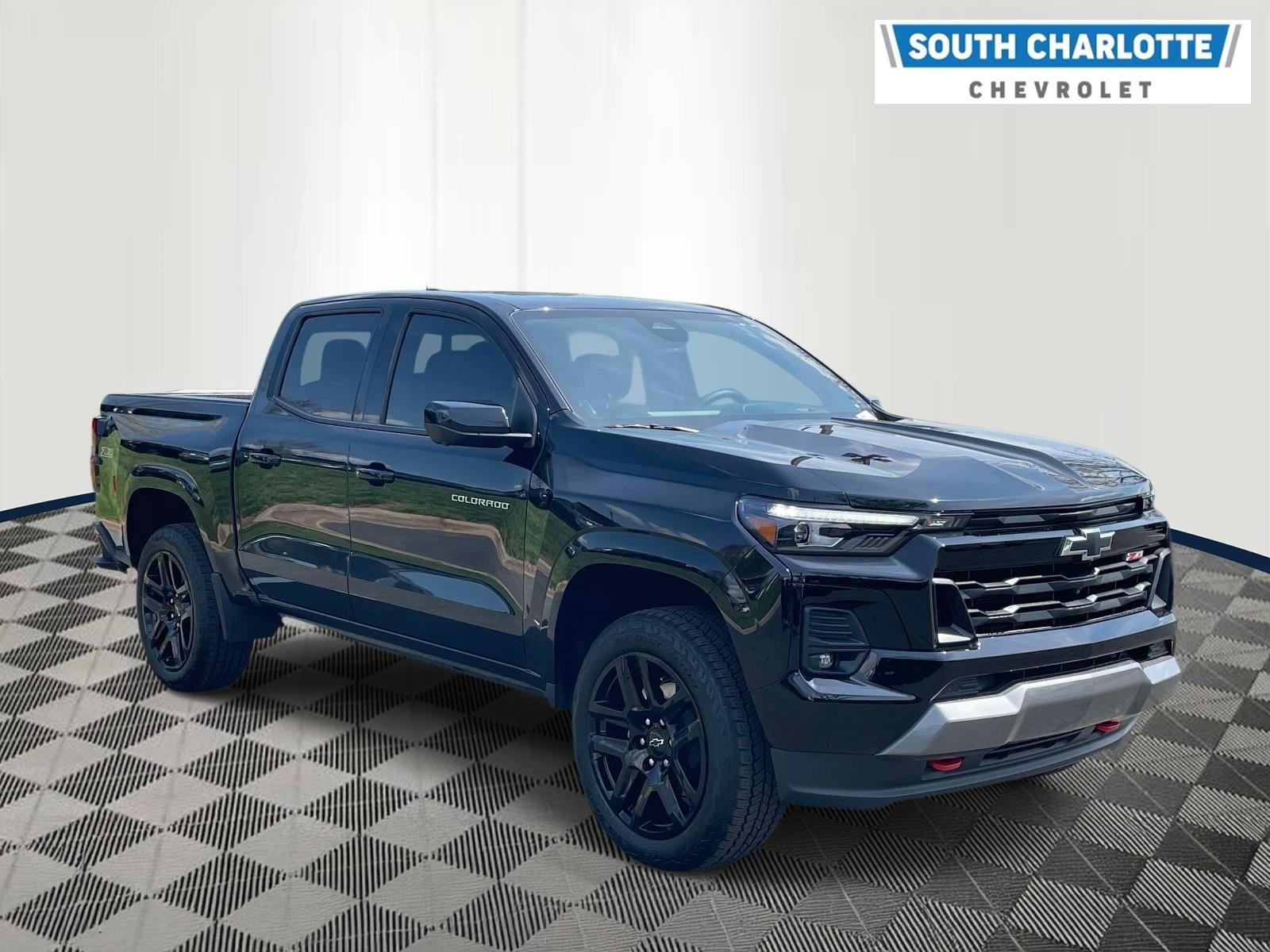 Used 2025 Chevrolet Colorado Z71 w/ Technology Package AWD/4WD image 3