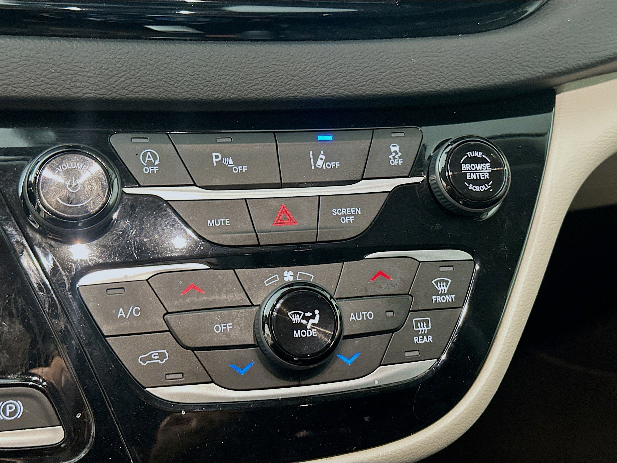 Used 2023 Chrysler Pacifica Touring-L image 23