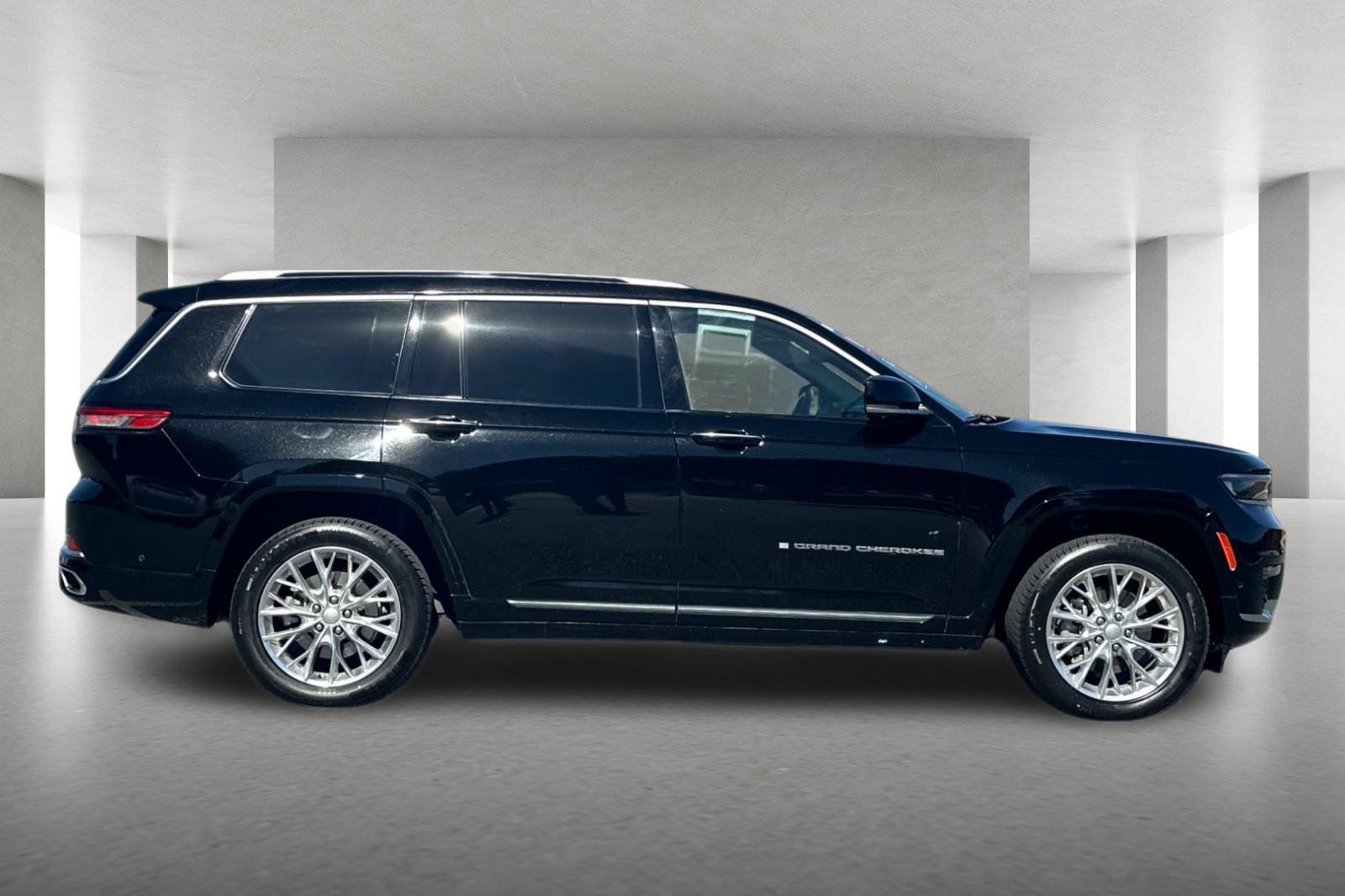 Used 2021 Jeep Grand Cherokee L Summit w/ Advanced Protech Group IV AWD/4WD image 3