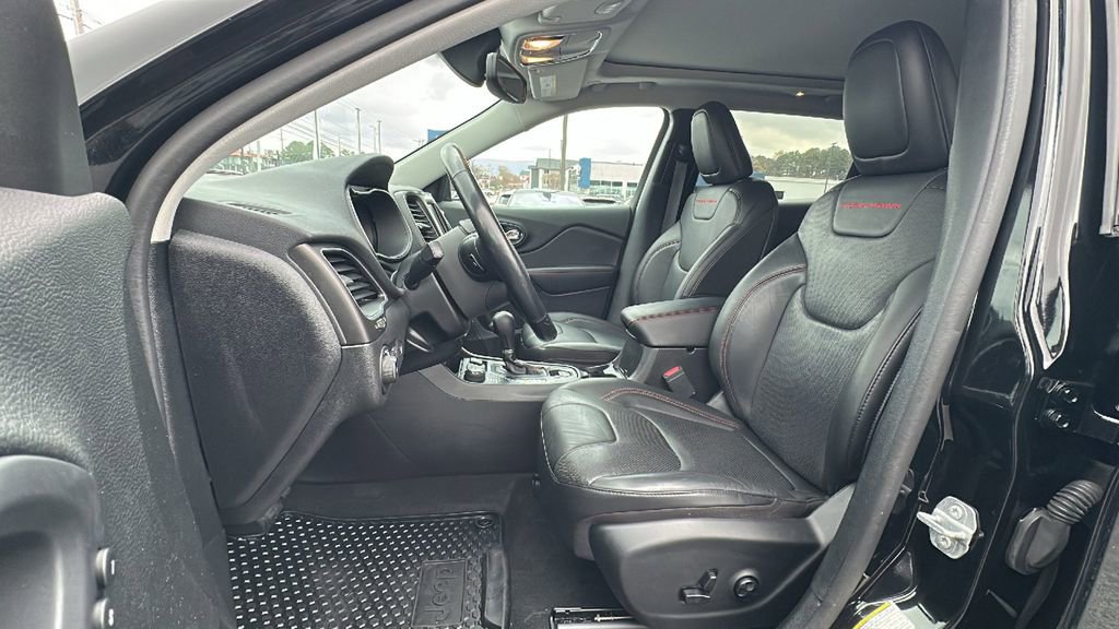 Used 2020 Jeep Cherokee Trailhawk image 9