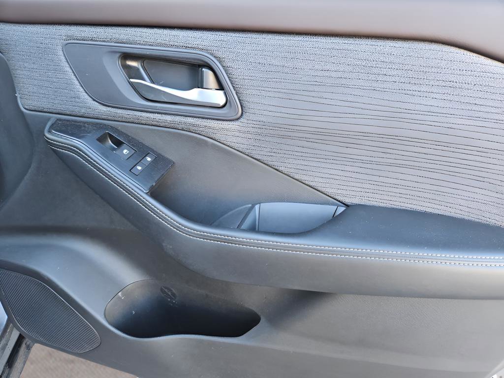 Used 2023 Nissan Rogue SV FWD image 15