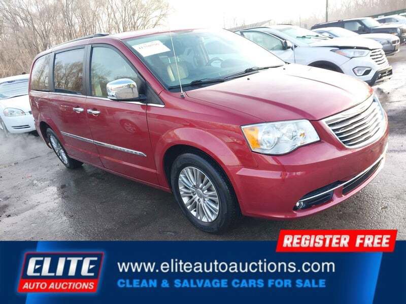 Used 2015 Chrysler Town & Country Touring-L w/ Driver Convenience Group image 2