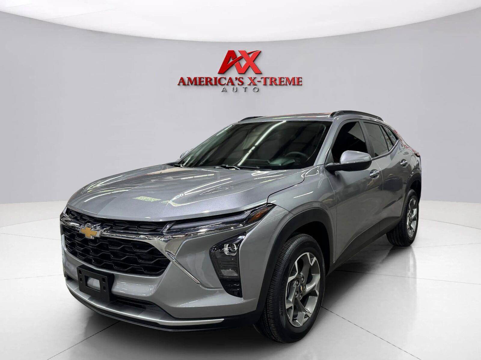 Used 2025 Chevrolet Trax LT w/ Sunroof Package FWD image 2