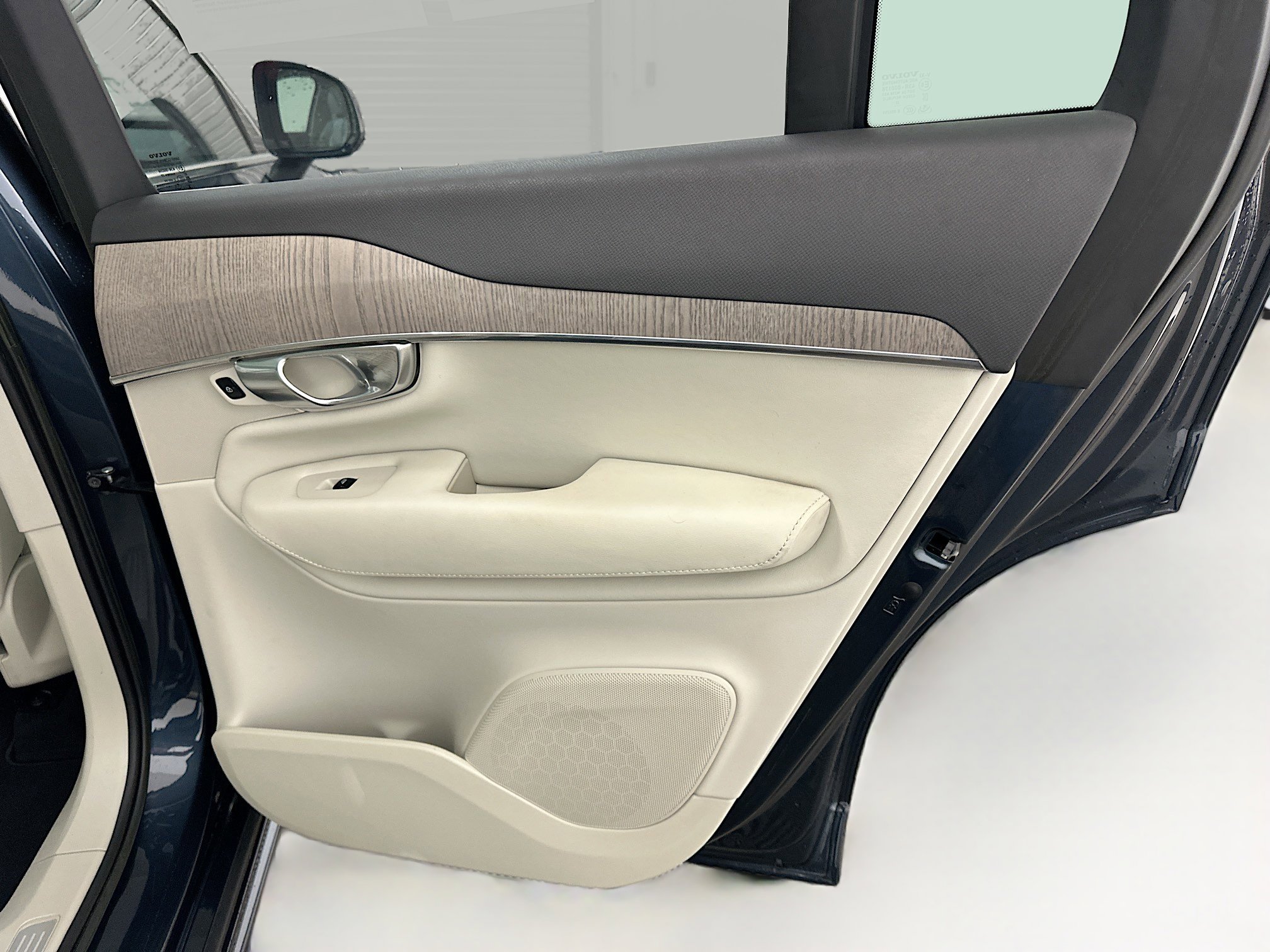 Used 2023 Volvo XC90 B6 Core w/ Protection Package Premier image 34