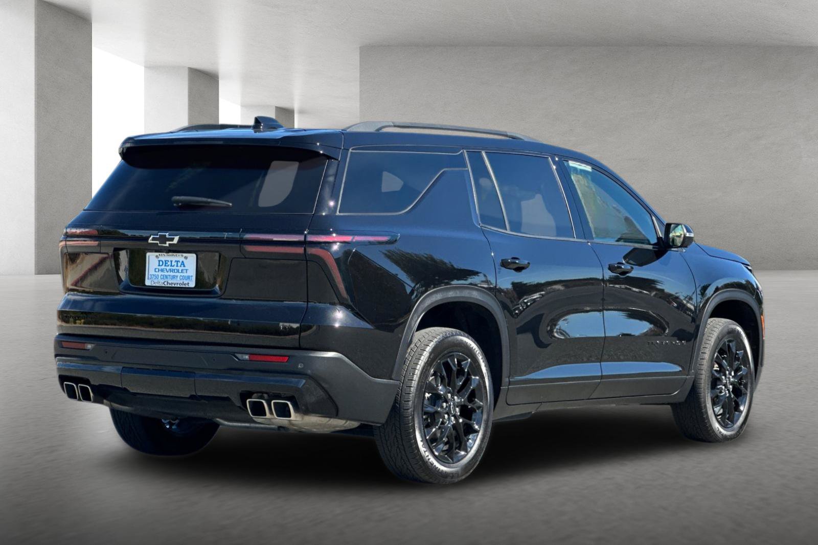 Used 2024 Chevrolet Traverse LT w/ Midnight/Sport Edition FWD image 4