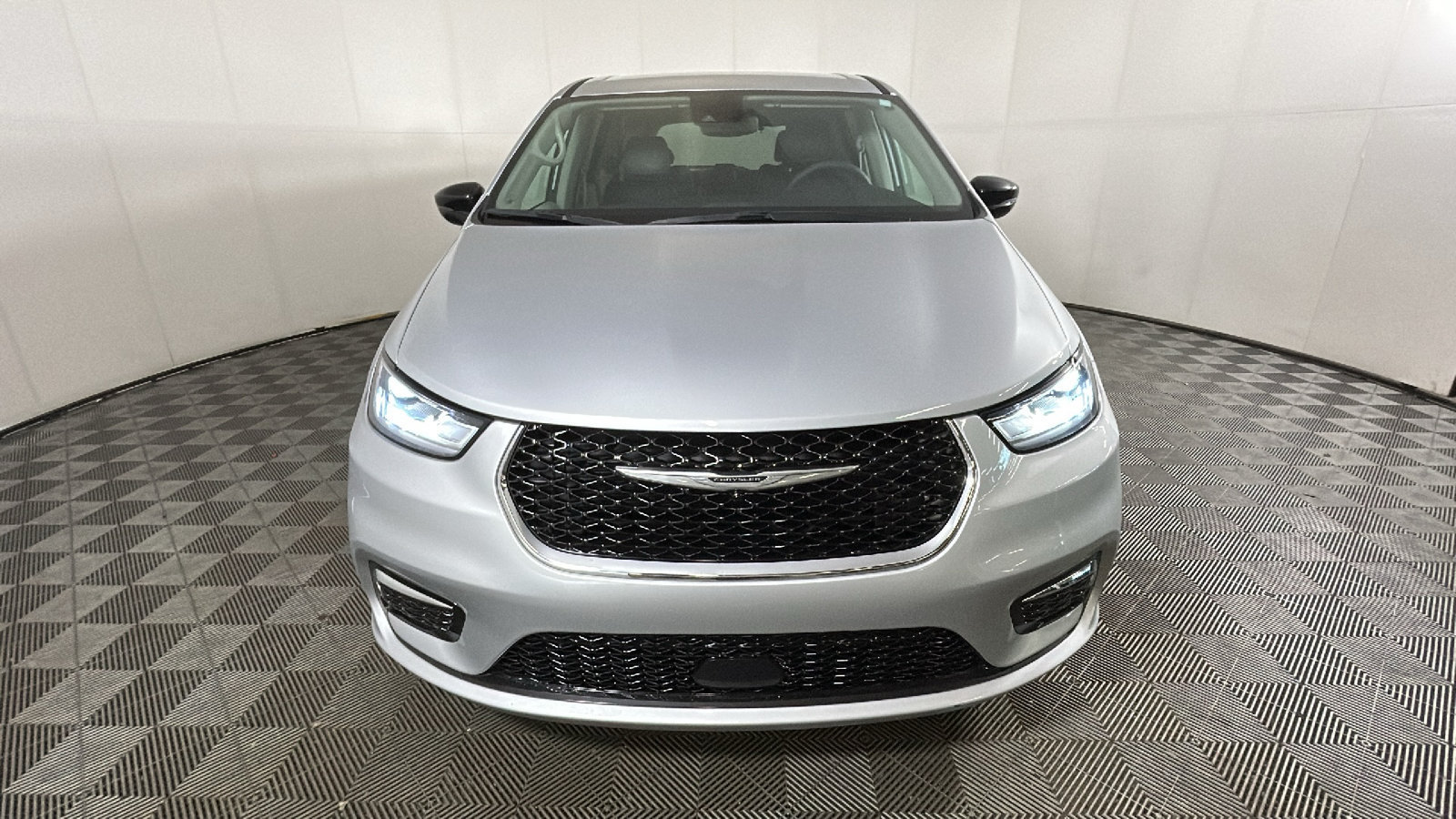 Used 2024 Chrysler Pacifica Touring-L AWD/4WD image 8