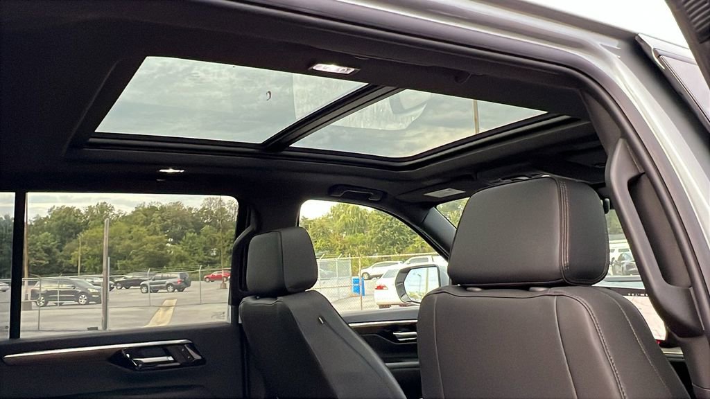 New 2026 Chevrolet Suburban High Country w/ Sun And Tow Package image 4