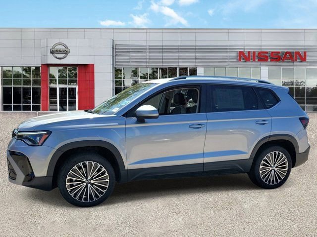 Used 2025 Volkswagen Taos SE FWD image 4