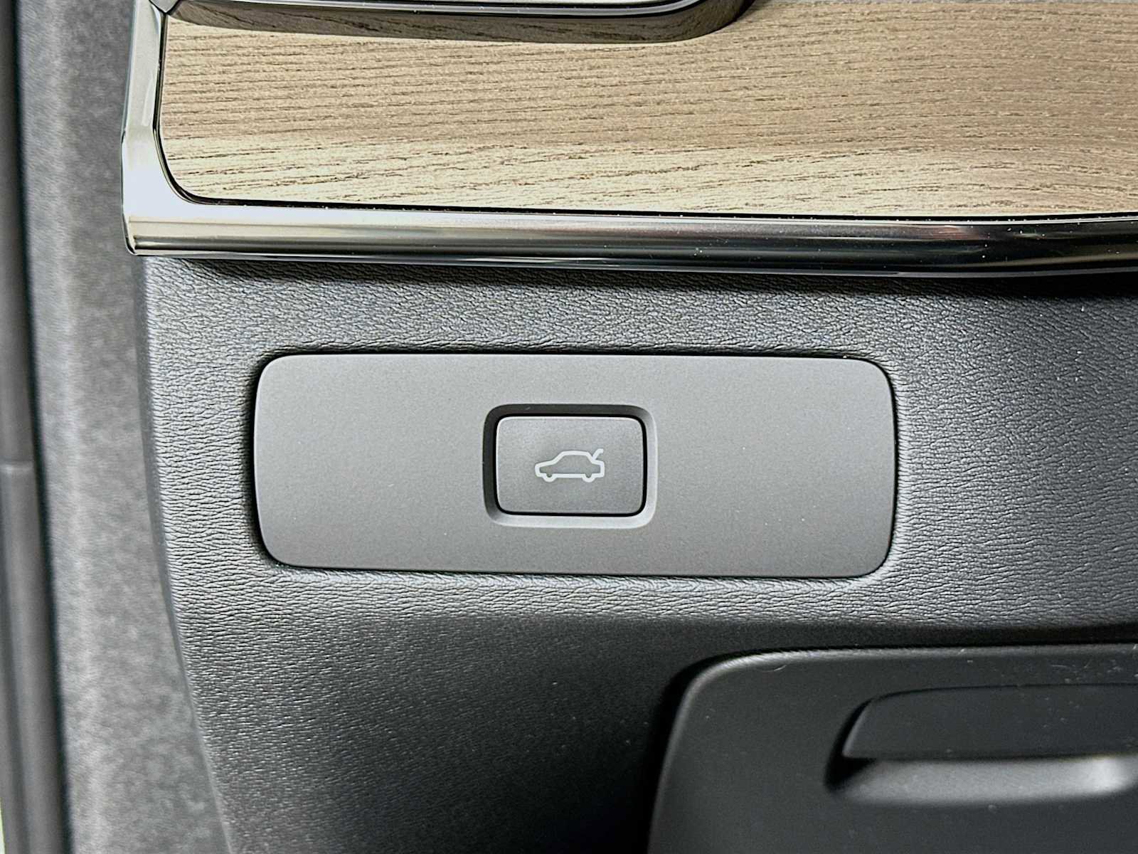 New 2026 Volvo XC90 B6 Plus w/ Protection Package image 10