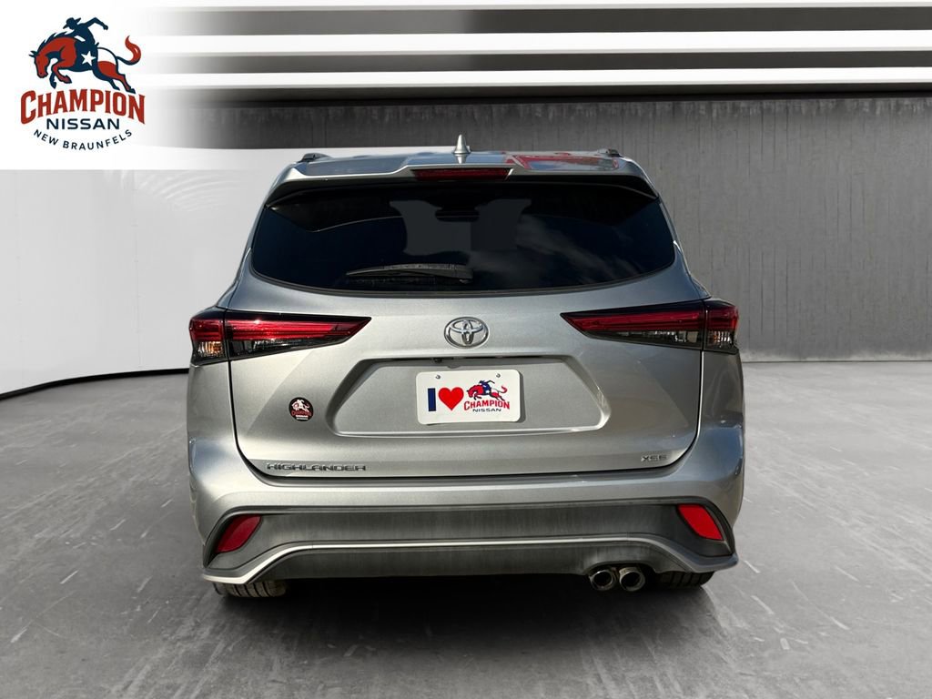 Used 2022 Toyota Highlander XSE FWD image 4