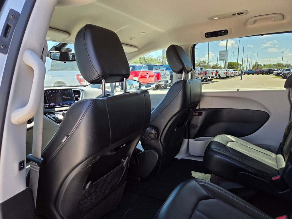 Used 2024 Chrysler Pacifica Touring-L image 21