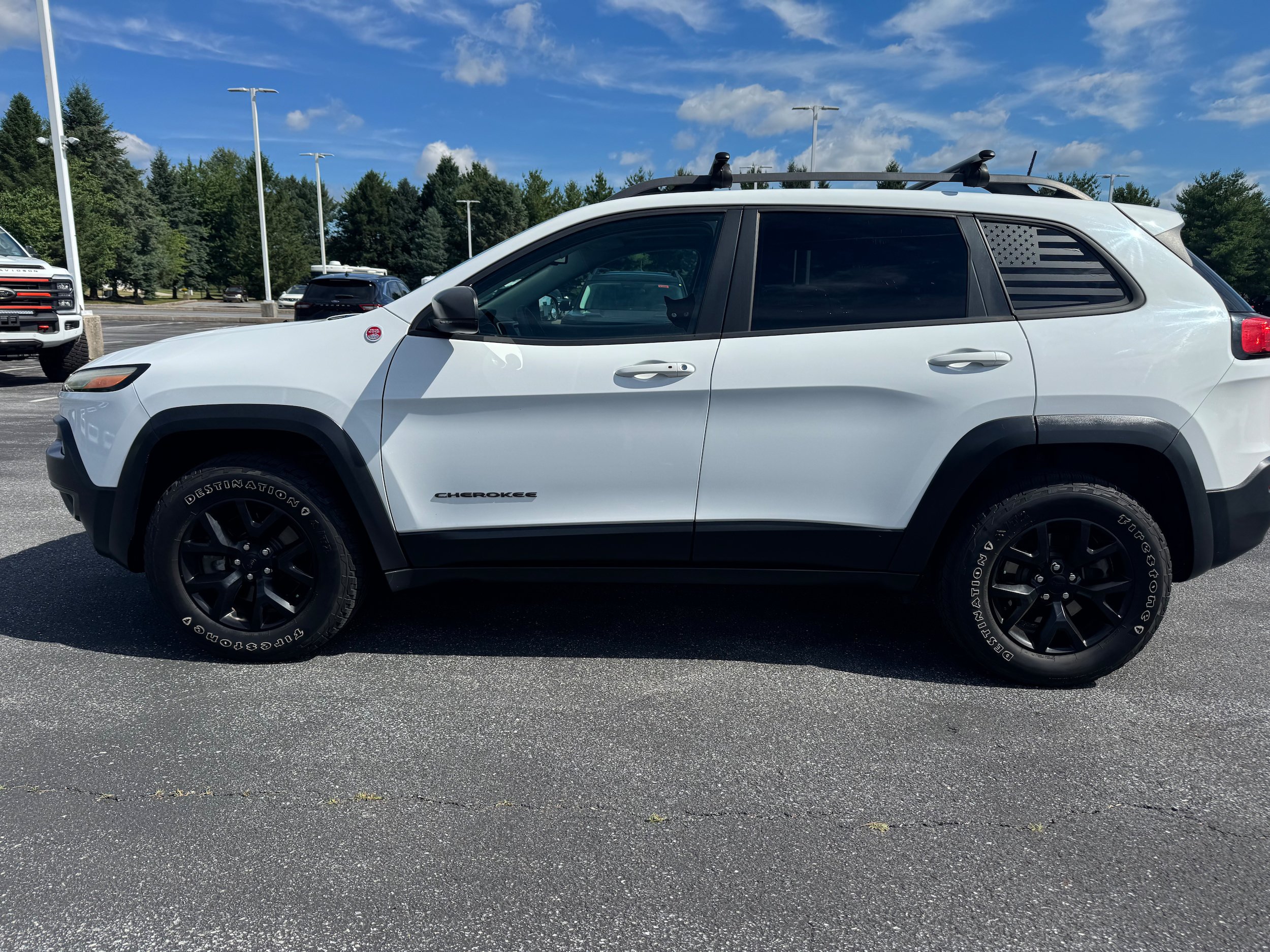 Used 2016 Jeep Cherokee Trailhawk w/ Comfort/Convenience Group AWD/4WD image 2