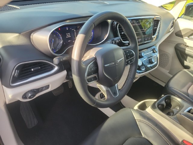 Used 2024 Chrysler Pacifica Touring-L FWD image 14