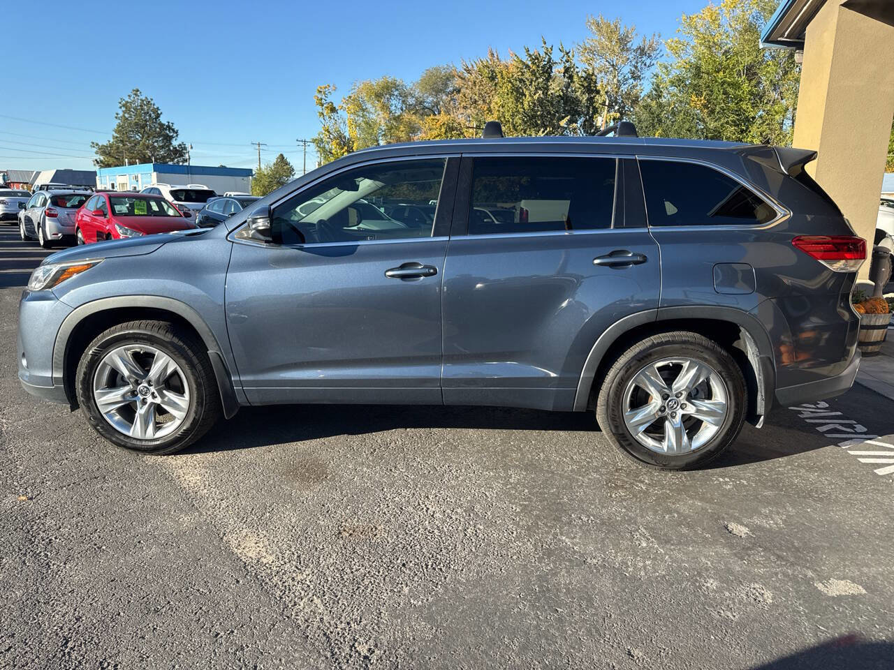 Used 2017 Toyota Highlander AWD V6 image 4
