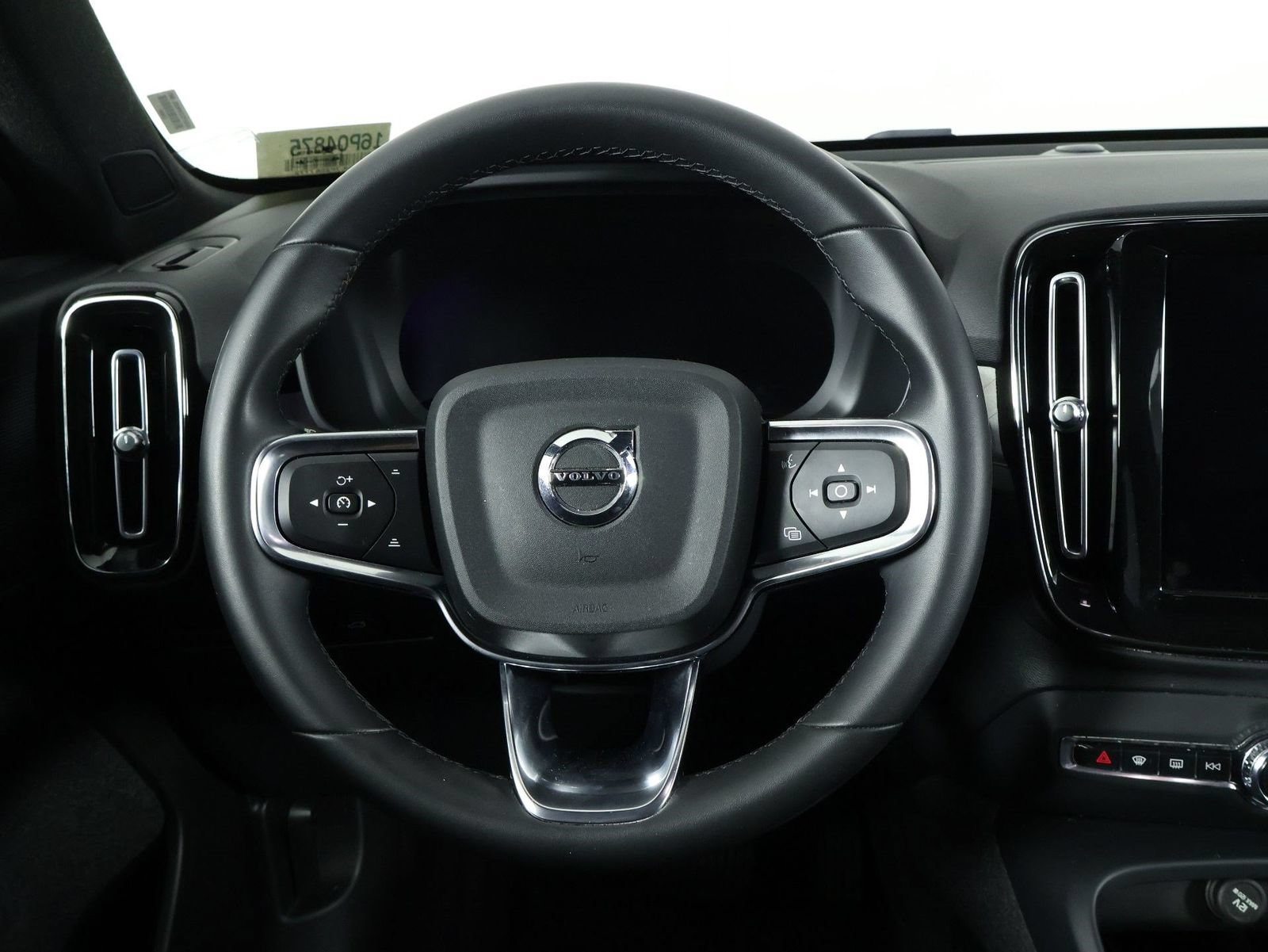 Used 2023 Volvo XC40 Recharge Plus w/ Protection Package Premier AWD/4WD image 8